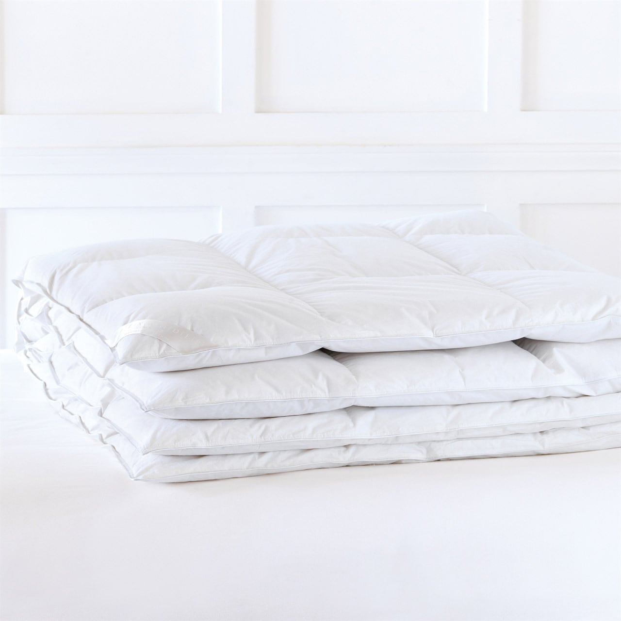 Alexander Comforts Resort Medium White Down Comforter