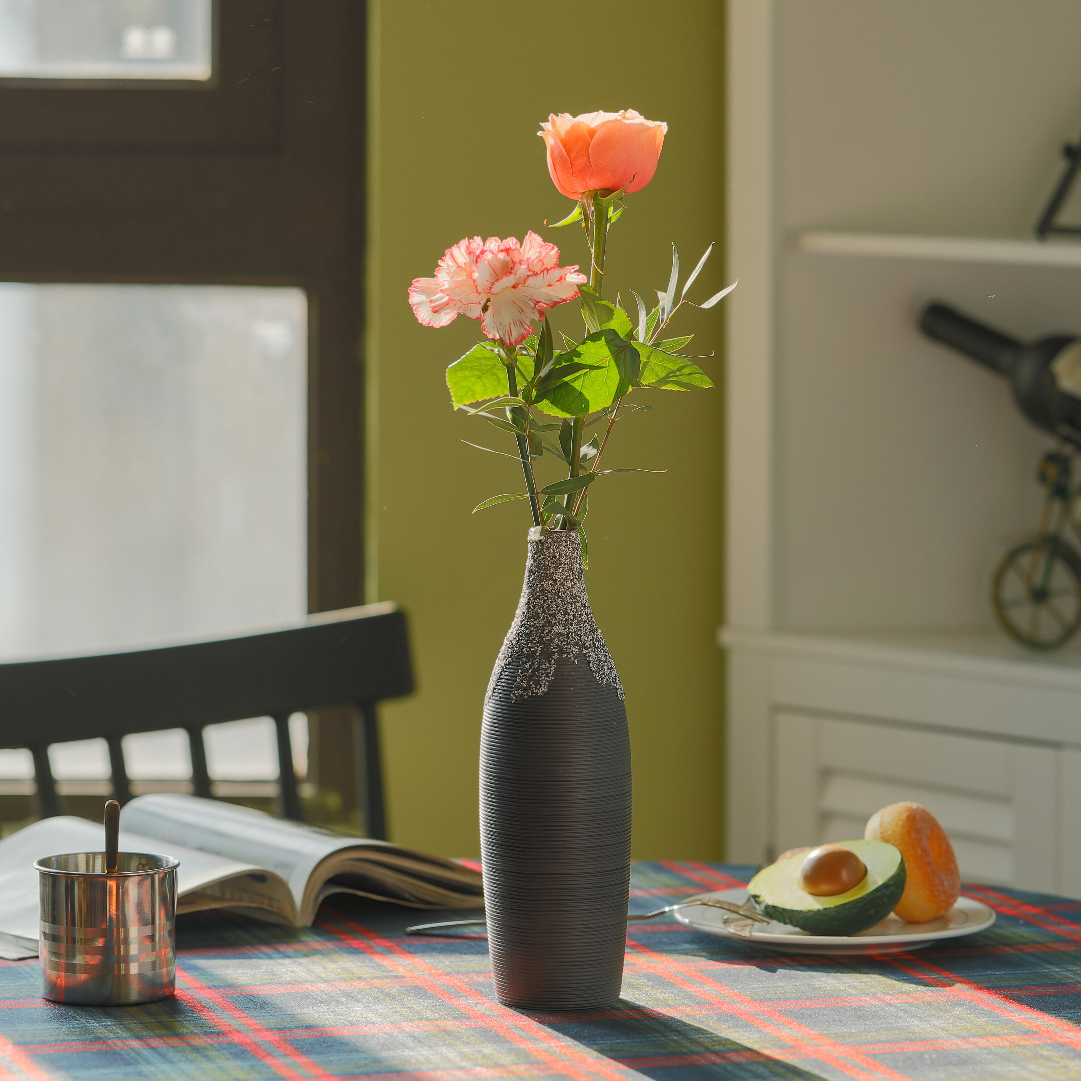 Modern Decorative Ceramic Table Vase Ripped Design Bottle Shape Flower Holder