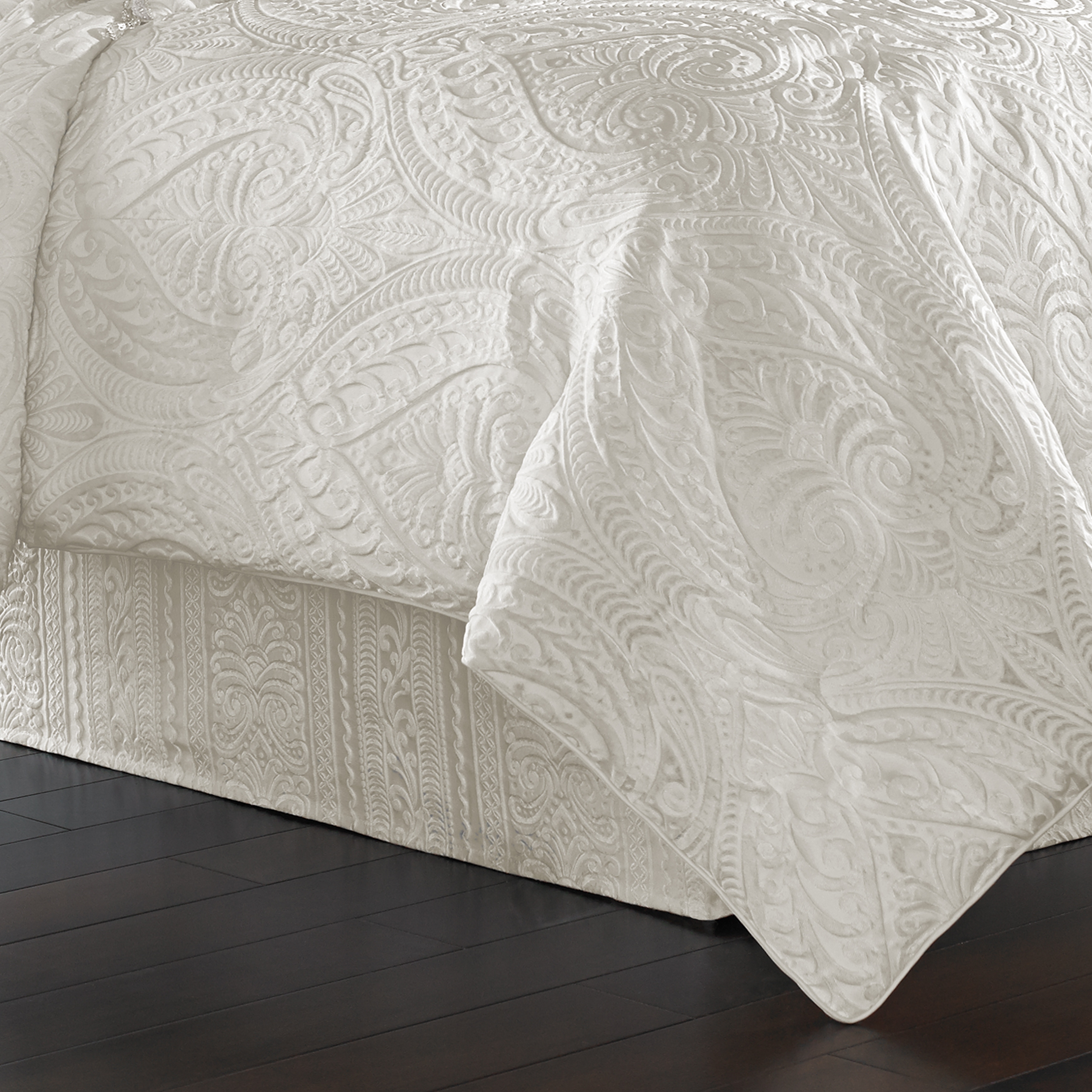 J. Queen New York Bianco Comforter Set