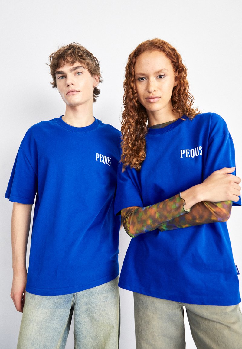 PEQUS CHEST LOGO UNISEX  - T-Shirt print